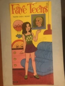 Libro de muñecas de papel Fave Teens 1973 vintage sin usar sin cortar 4 muñecas 5 páginas ropa - Imagen 1 de 11