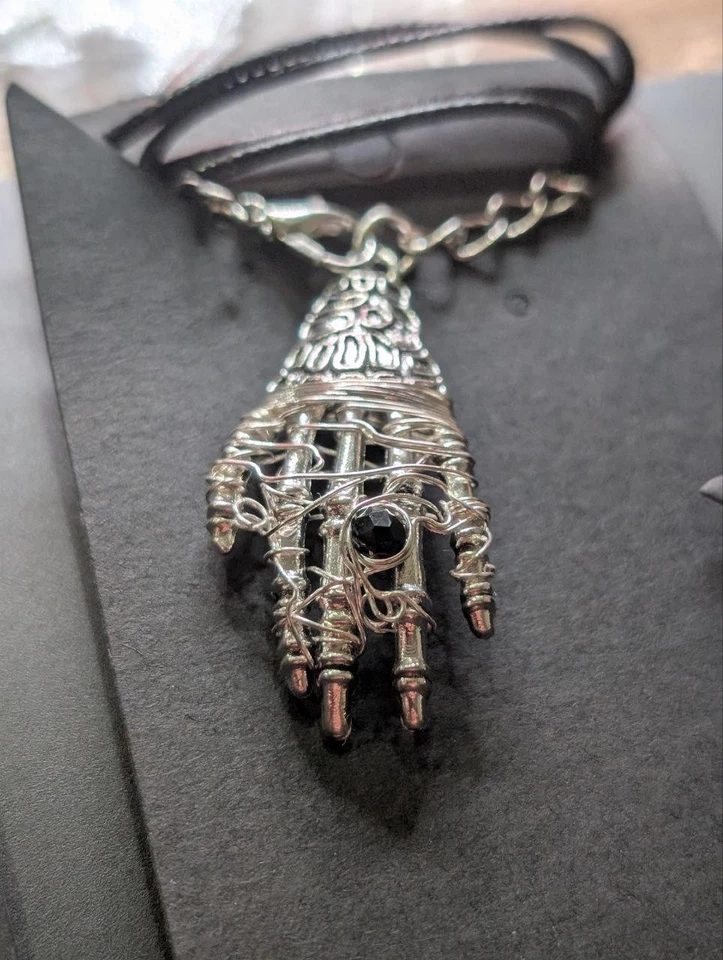 Collar de piedras preciosas negras envuelto en alambre de plata colgante reliquia mano de bruja - Imagen 1 de 4