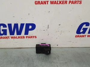 HOLDEN CALAIS COMMODORE SEDAN VF 05/13-12/17 POWER WINDOW SWITCH RH REAR - Picture 1 of 3