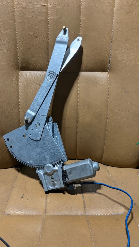 Regulador ventana eléctrica delantero derecho Volvo 240 Foto 1 de 4