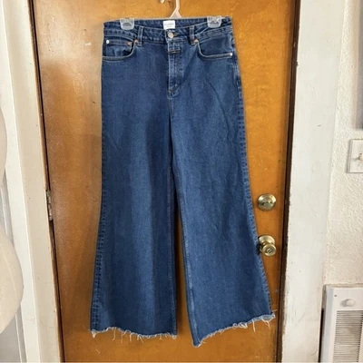 Jeans cerrados de pierna ancha.  Foto 1 de 4