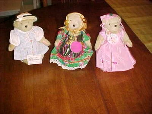 SET BESTEHEND AUS 3 MUFFY VANDERBEAR GEKLEIDET VOR IHRER ZEIT 2000, GYSPSY & HIGH TEE  - Bild 1 von 8
