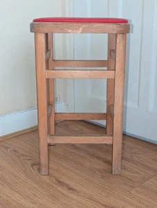 Taburete de cocina de madera con asiento de vinilo rojo vintage retro años 70/80 cuadrado usado - Imagen 1 de 24