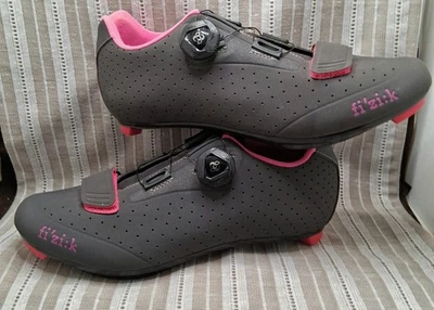 Zapato de ciclismo de carretera Fizik R5 BOA para mujer antracita/fucsia. Talla 7,5 Foto 1 de 4
