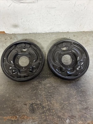 Par de placas de respaldo de freno Mopar 8 3/4 eje trasero 10 pulgadas Dodge Plymouth 1967-74 Foto 1 de 4