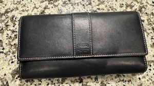 Cartera Coach SoHo de cuero negra plegable triple presión con chequera usada en excelente estado - Imagen 1 de 13