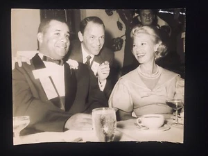 1959 DRAHTFOTO DODGERS ROY CAMPANELLA BEIM DODGERS-DINNER MIT SINATRA, DINAH SHORE - Bild 1 von 2