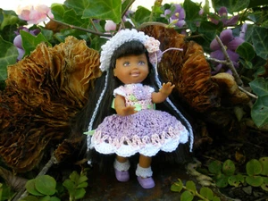 Barbie Kelly Chelsie Puppe, gehäkelte Kleidung, Schuhe, Kaiser Ständer - Bild 1 von 1