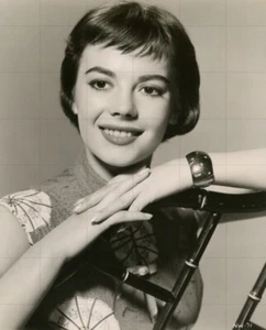 NATALIE WOOD - 10" x 8" b/w Warner Bros. Studio Portrait Photograph 1950s - Imagen 1 de 1