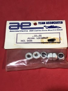 Team Associated Code 3436 Alum. Locknut 10.32 Rc Car Vintage Parts Rc 500 Delta - Foto 1 di 3
