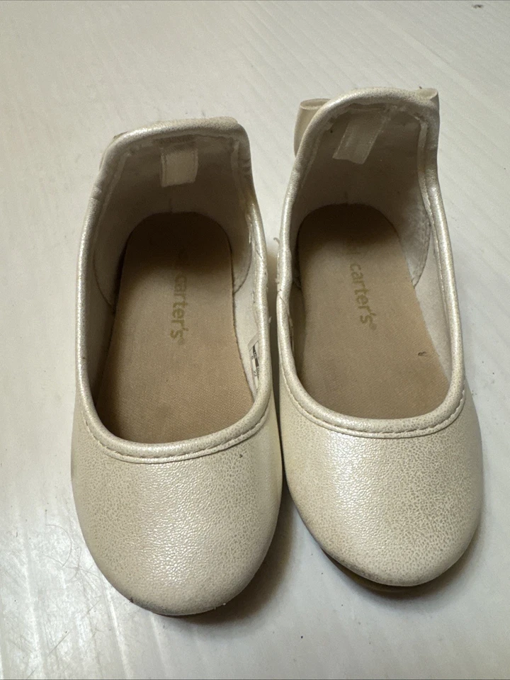 Sapatilhas Carter’s infantis femininas peroladas com arcos altos nos saltos tamanho 6 - Imagem 1 de 4