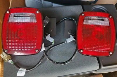 OEM GROTE FACTORY FORD TRANSIT, CABINE E CHASSI, LANTERNAS TRASEIRAS - COM PLUGUES - Imagem 1 de 4