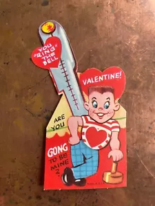 Buzz Cut Hunk Ring the Bell Karneval Spiel Vintage Valentinskarte um 1950 unbenutzt - Bild 1 von 4