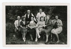 PHOTO, 1945 Obersteigen groupe en pose chien teckel sur genoux libération - Imagen 1 de 2