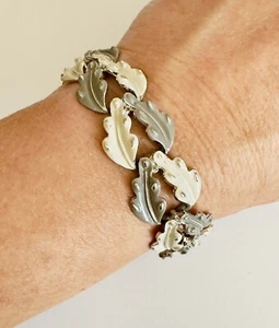 Brazalete Vintage Coro Esmalte Hoja Gris Antiguo Blanco Eslabón Tono Plata 1956-59 - Imagen 1 de 7