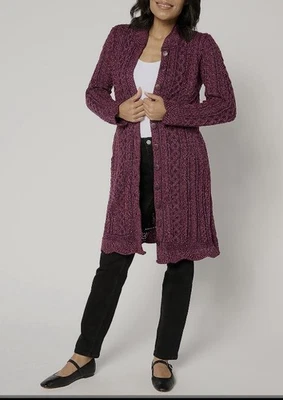 Aran Crafts 尺寸 M Berry 粉红色美利奴羊毛扇贝边缘口袋纽扣长款开衫 — 第 1/4 张图片