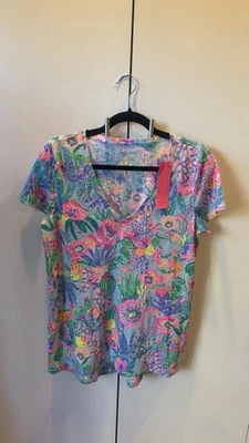 Camiseta nova sem etiquetas Lilly Pulitzer Etta gola V Me And My Zesty 100% algodão tamanho M - Imagem 1 de 4