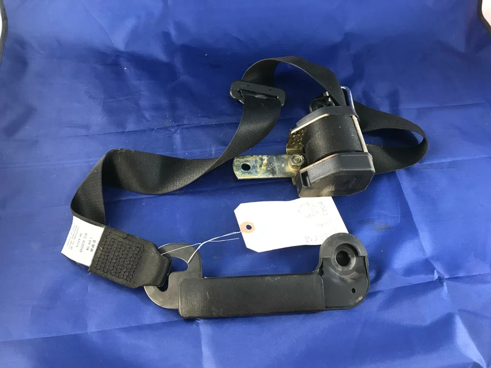 BMW 1986 E24 L6 M6 633CSI 635CSI Right FRONT SEAT BELT  - Imagem 1 de 4
