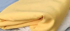 Tovaglia 60" x 84" Giallo Tessuto Poliestere Texturizzato Easy Care Vintage QUALITÀ - Foto 1 di 6