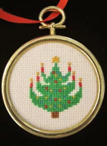 Handgefertigter gezählter Kreuzstich "Weihnachtsbaum" 2 1/2"/6,4 cm. Ornament NEU - Bild 1 von 4