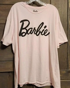 Barbie Classic Logo T-Shirt. Damen Größe XXL. Hellrosa. - Bild 1 von 6