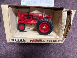 Tractor diecast Ertl McCormick Farmall F-20 rojo - escala 1/16 edición especial - Imagen 1 de 6