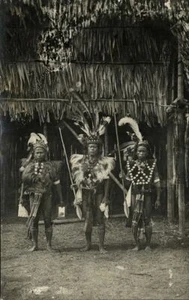 Malasia malaya, Borneo Sarawak, 3 guerreros nativos de KAYAK con lanzas (década de 10) RPPC - Imagen 1 de 2