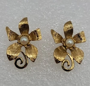 Stunning Vintage Gold Tone Flower Stud Pierced Earrings With Faux Pearl - Picture 1 of 15