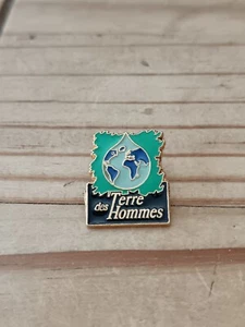 Pin's Pins Pin Enamel 24 ASSOCIATION Droits De L'homme "Terre des Hommes" - Picture 1 of 2