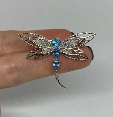 Broche prendedor libélula diamante topacio creado en laboratorio de pera de 2 quilates enchapado en oro blanco de 14 quilates Foto 1 de 4