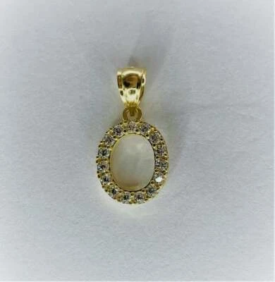 Colgante inicial de oro amarillo de 14 quilates con piedras circonita cúbica blanca con fianza de esquina Foto 1 de 2