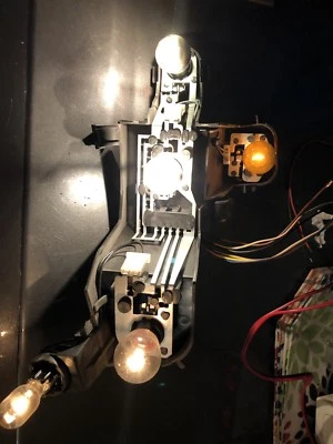 04-07 BMW E60 525i 530i IZQUIERDO MALETERO TRASERO BOMBILLA ENCHUFE CARCASA OEM Foto 1 de 4