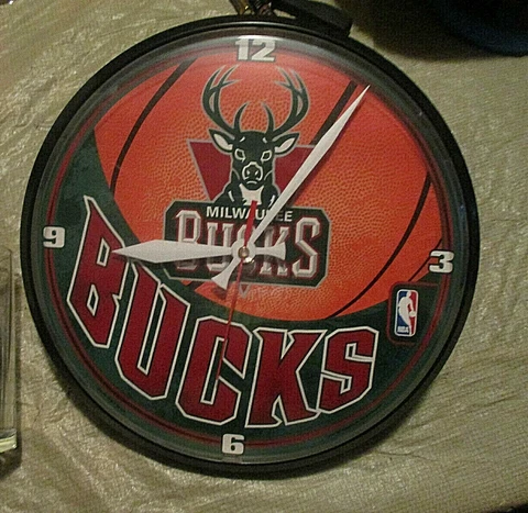 NBA MILWAUKEE BUCKS 8pt. BUCK 12+''DIA.WALL CLOCK HAS SECONDS HAND,CLEAR COVER Cover