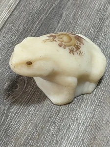 Estatuilla de rana de vidrio con natillas pintadas Fenton por Pam Bibbee - Imagen 1 de 11