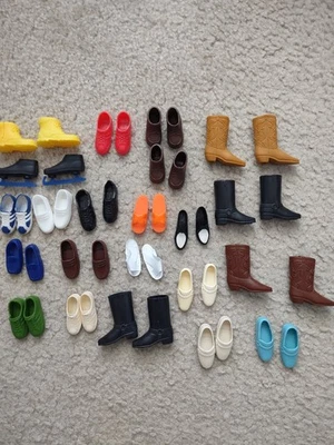 Lote de 22 pares de zapatos vintage para muñeca Barbie Ken botas patines zapatillas  Foto 1 de 4