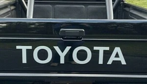 Calcomanía de vinilo TOYOTA PLATEADA 5 x 31" TUNDRA TACOMA - Imagen 1 de 3
