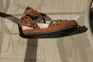 ASH BEAUTIFUL AND RARE SANDALS BUTTERFLY SHAPE DESIGN BROWN SUEDE SZ 39/8 EUC - Picture 1 of 11
