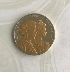 Simply Coins~ 2012 GUERNSEY 5 FIVE POUND A LIFETIME OF SERVICE COIN - Picture 1 of 3