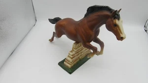 Breyer #300 Jumping Bay Horse - Foto 1 di 2