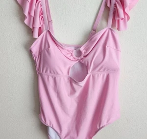 NWOT Rosa pastel Boho Vacay Playa Piscina Una pieza Volante Peek A Boo Tummy 2XL  - Imagen 1 de 5
