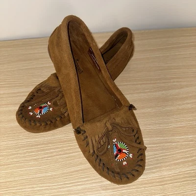Mocasines Minnetonka para mujer de gamuza con cuentas marrón suela suave talla 9,5 sin cordones Foto 1 de 4