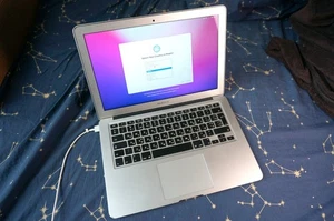 MacBook Air 13” 2015 / 8 GB RAM / SSD 128 / battery not working - Picture 1 of 6