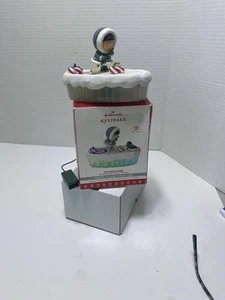 Hallmark Ornament 2017 Divertimento e Giochi Il Mondo di Frosty Friends Magic* Curling - Foto 1 di 12