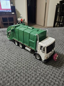 Vintage 2009 Matchbox Disney Pixar Toy Story 3 Garbage Truck - Picture 1 of 5