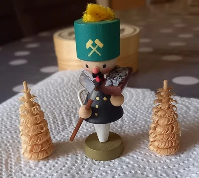 Kleiner Bergmann mit 2 Bäumen - Erzgeb. Volkskunst - expertic - Bild 1 von 4