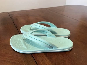 Sandalias Crocs clásicas azul aguamarina tanga chanclas para mujer talla 8” - Imagen 1 de 10