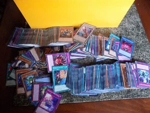 Lotto Stock CARTE Yo Gi Ho miste varie 250 carte - Foto 1 di 4