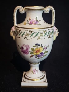 Eine antike Dresdner Porzellan Doppelhenkel Maskenvase aus dem 19. Jh., handbemalt - Bild 1 von 11