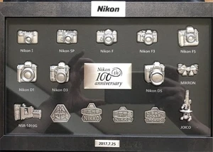 Nikon 100th Anniversary Camera Model Spilla Badge Collezione Set Incorniciato Limitato - Foto 1 di 6