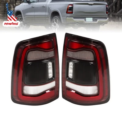 Par de luces traseras LED con bisel negro para Dodge RAM 2500 3500 2019-2024 con punto ciego Foto 1 de 4